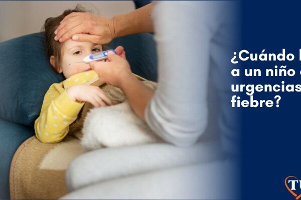 Madre revisando la temperatura de un niño con fiebre